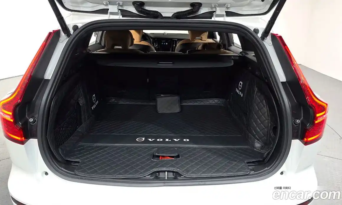 Volvo V60 2023 2.0 Автомат в Москве № 212887, фото 5