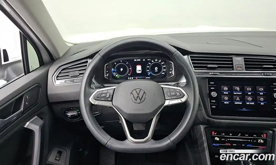 Volkswagen Tiguan 2023 2.0 Автомат в Москве № 317840, фото 15