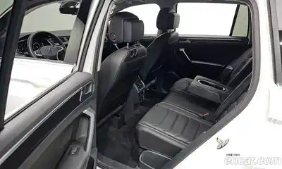 Volkswagen Tiguan 2023 2.0 Автомат в Москве № 317840, миниатюра 5