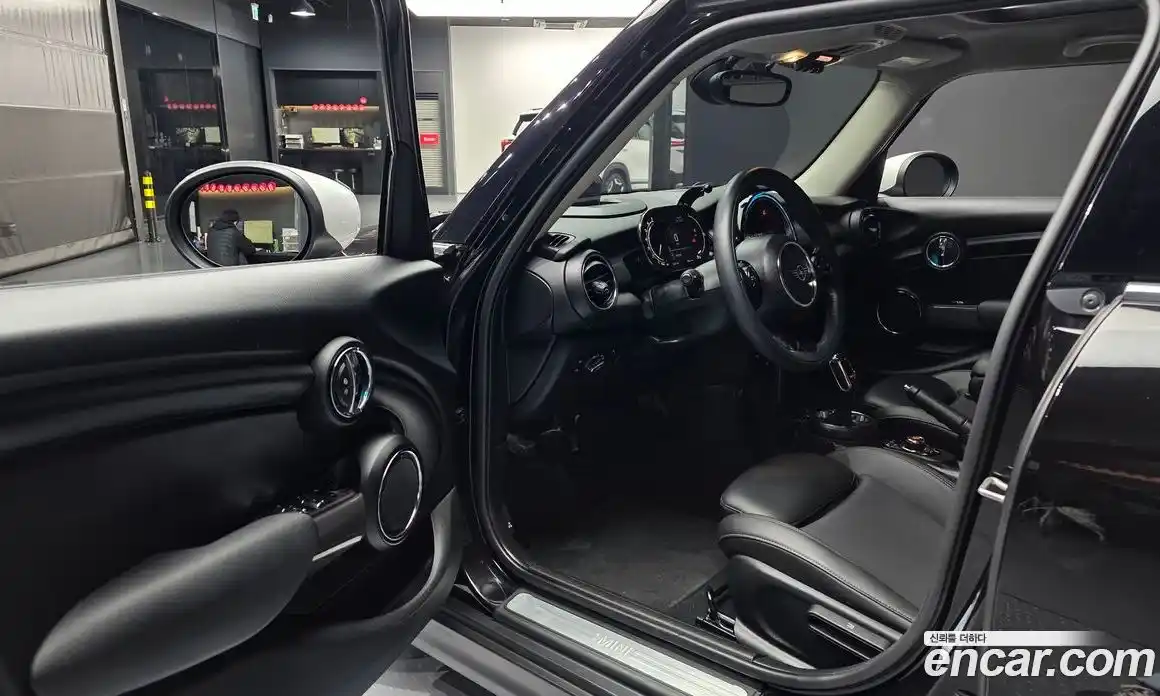 Mini Cooper 2021 1.5 Автомат в Москве № 299724, фото 16