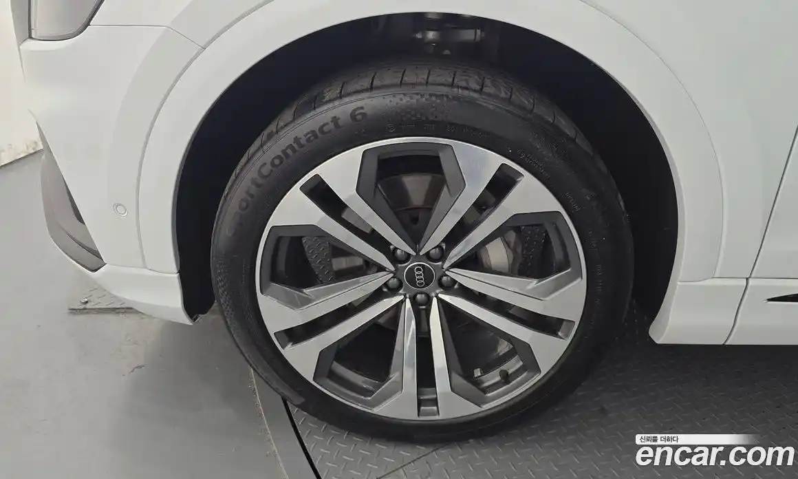 Audi Q8 2023 3.0 Автомат в Москве № 196107, фото 3