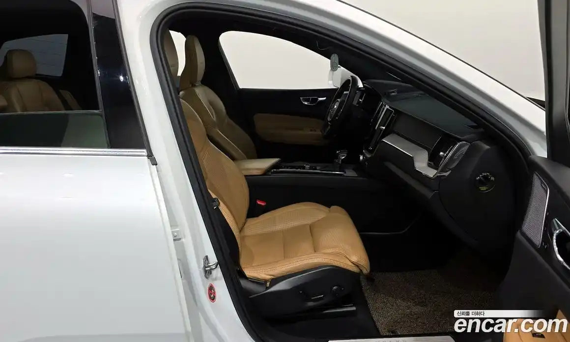 Volvo XC60 2019 2.0 Автомат в Москве № 230666, фото 14