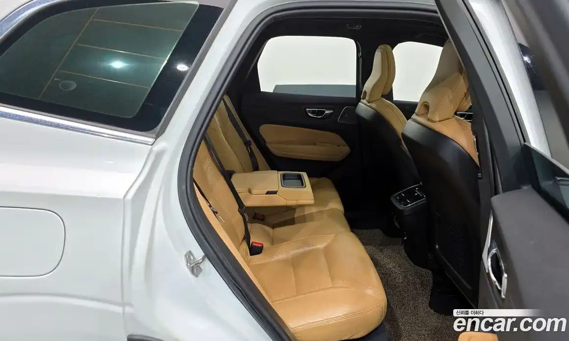 Volvo XC60 2019 2.0 Автомат в Москве № 230666, фото 4