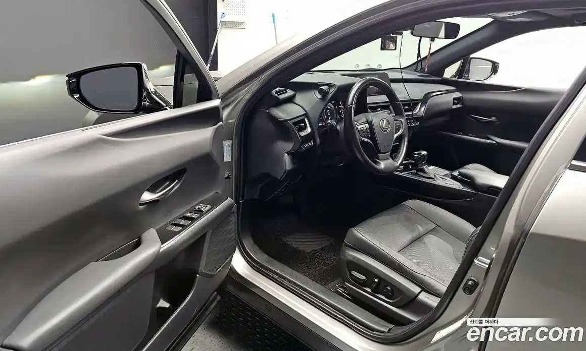 Lexus UX 2021 2.0 Автомат в Москве № 168318, фото 16