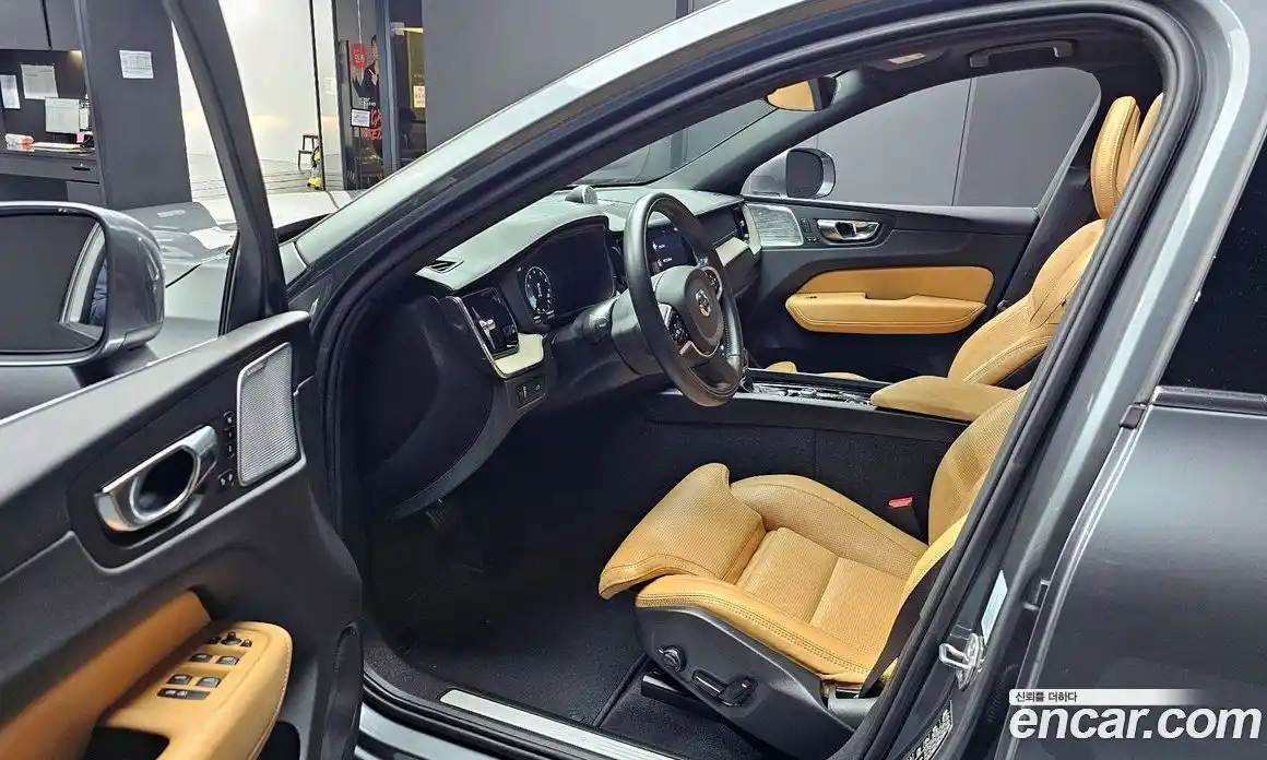 Volvo XC60 2019 2.0 Автомат в Москве № 197089, фото 3