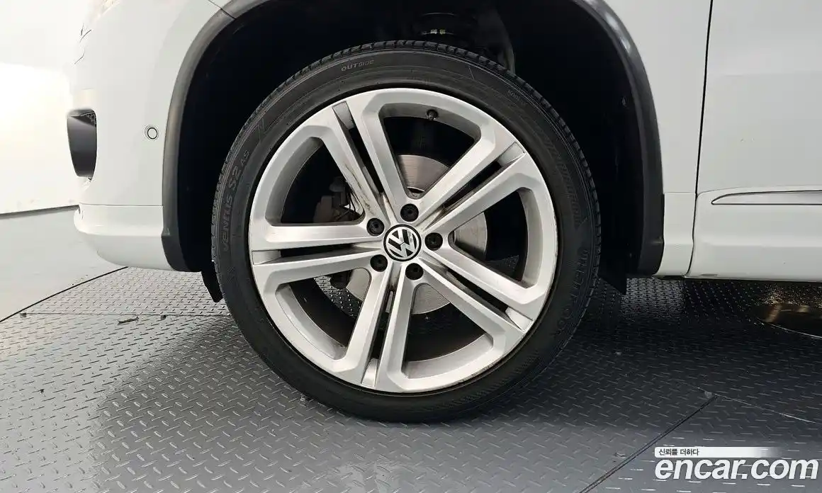 Volkswagen Tiguan 2014 2.0 Автомат в Москве № 223652, фото 3