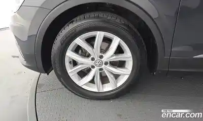 Volkswagen Tiguan 2020 2.0 Автомат в Москве № 277700, миниатюра 3