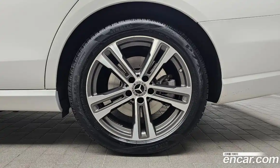 Mercedes-Benz E-Class 2021 2.0 Автомат в Москве № 195108, фото 4