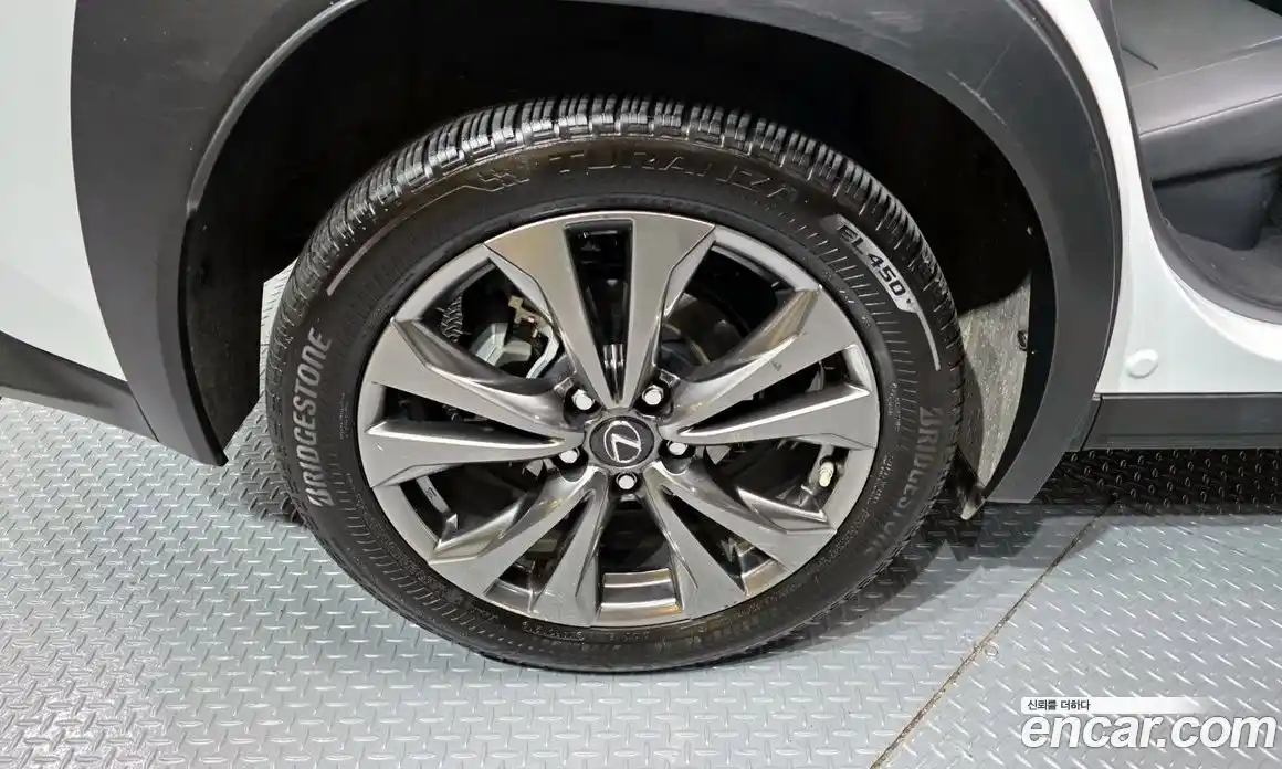 Lexus UX 2021 2.0 Автомат в Москве № 198875, фото 13