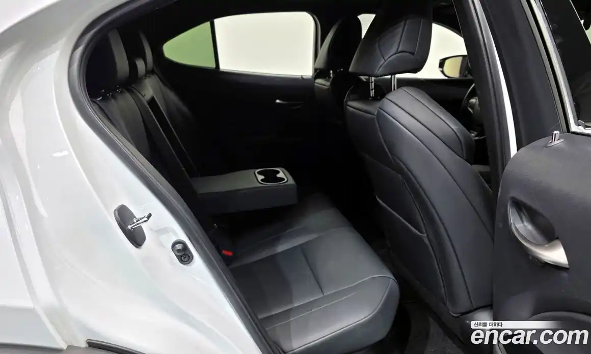 Lexus UX 2021 2.0 Автомат в Москве № 198875, фото 16