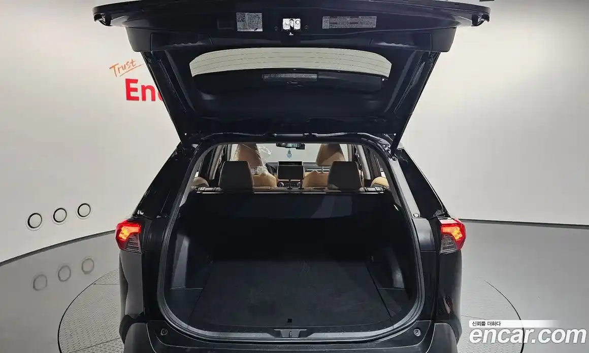 Toyota RAV4 2023 2.5 Автомат в Москве № 170162, фото 1