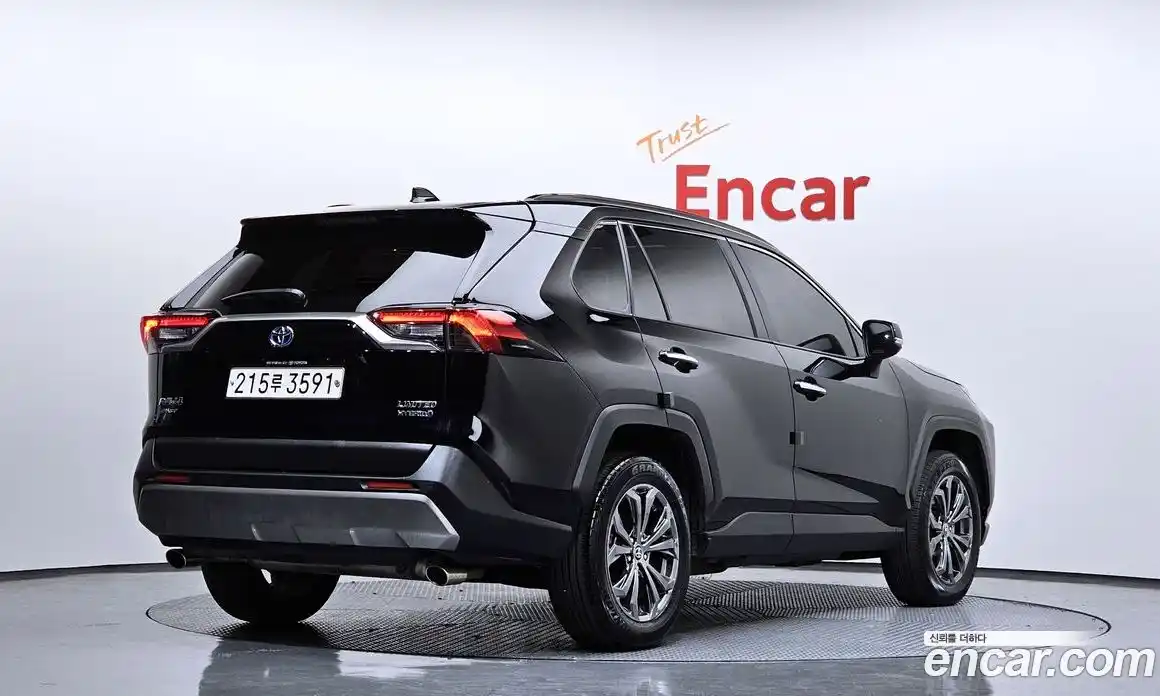 Toyota RAV4 2023 2.5 Автомат в Москве № 170162, фото 3