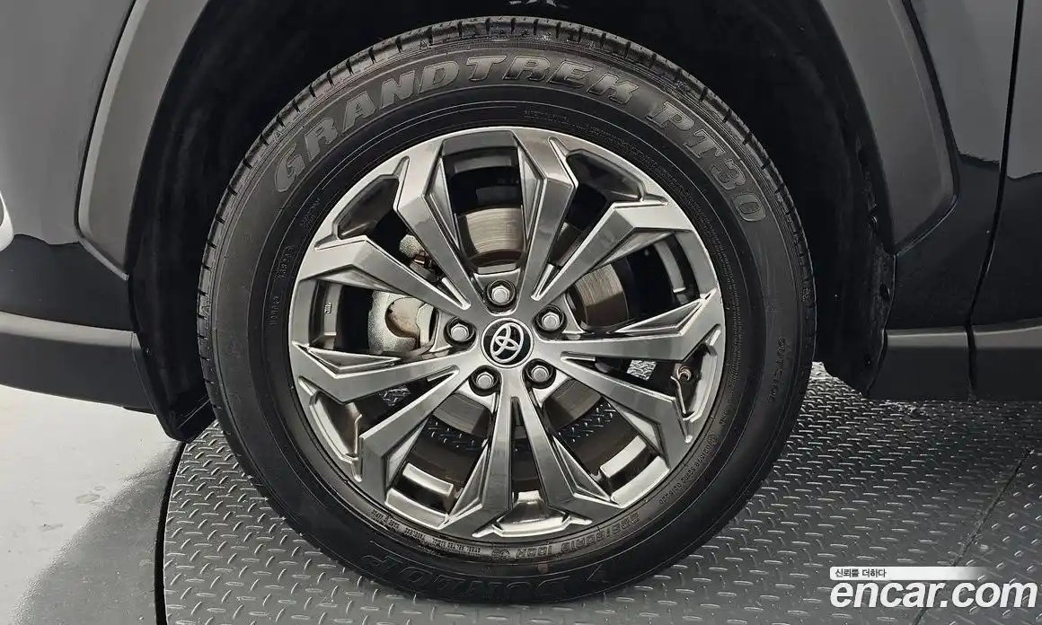 Toyota RAV4 2023 2.5 Автомат в Москве № 170162, фото 9