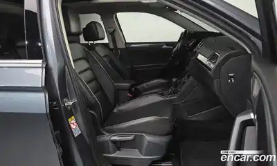 Volkswagen Tiguan 2020 2.0 Автомат в Москве № 199146, миниатюра 3