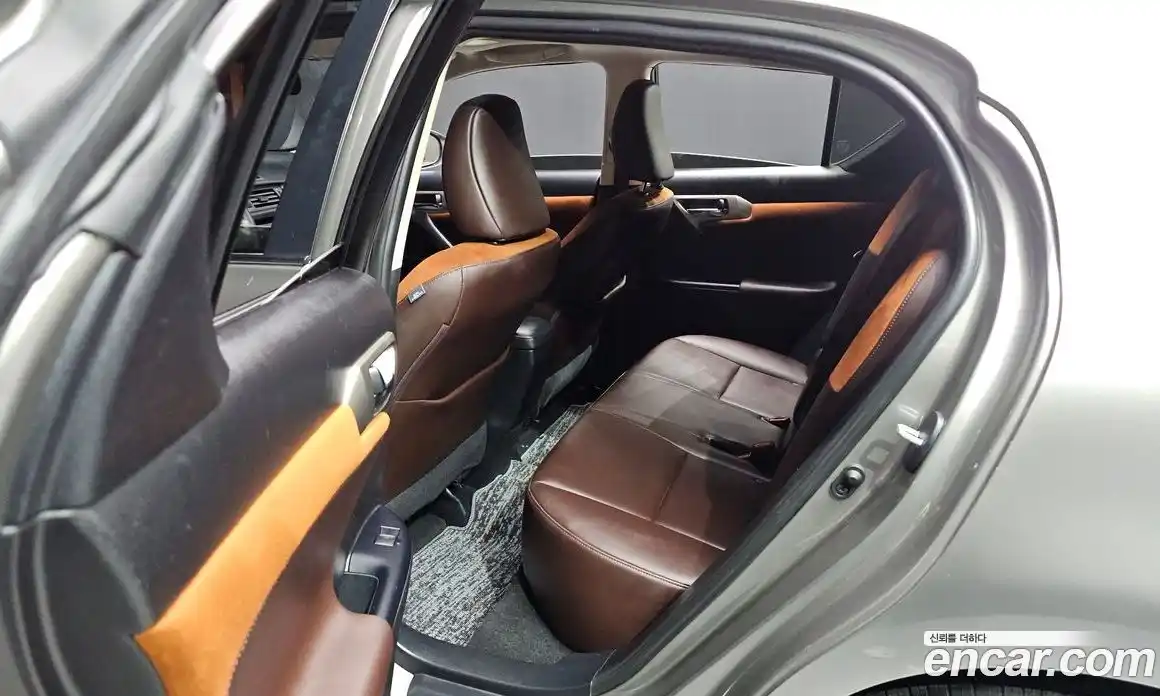 Lexus CT200h 2018 1.8 Автомат в Москве № 272413, фото 13