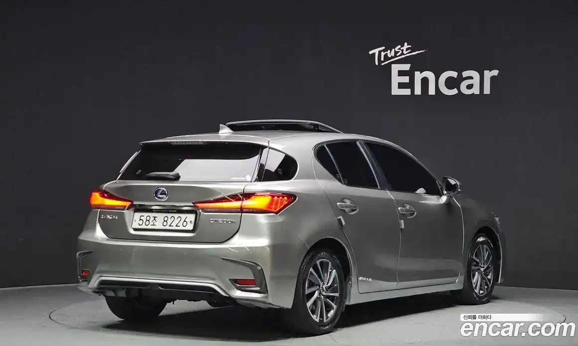 Lexus CT200h 2018 1.8 Автомат в Москве № 272413, фото 18