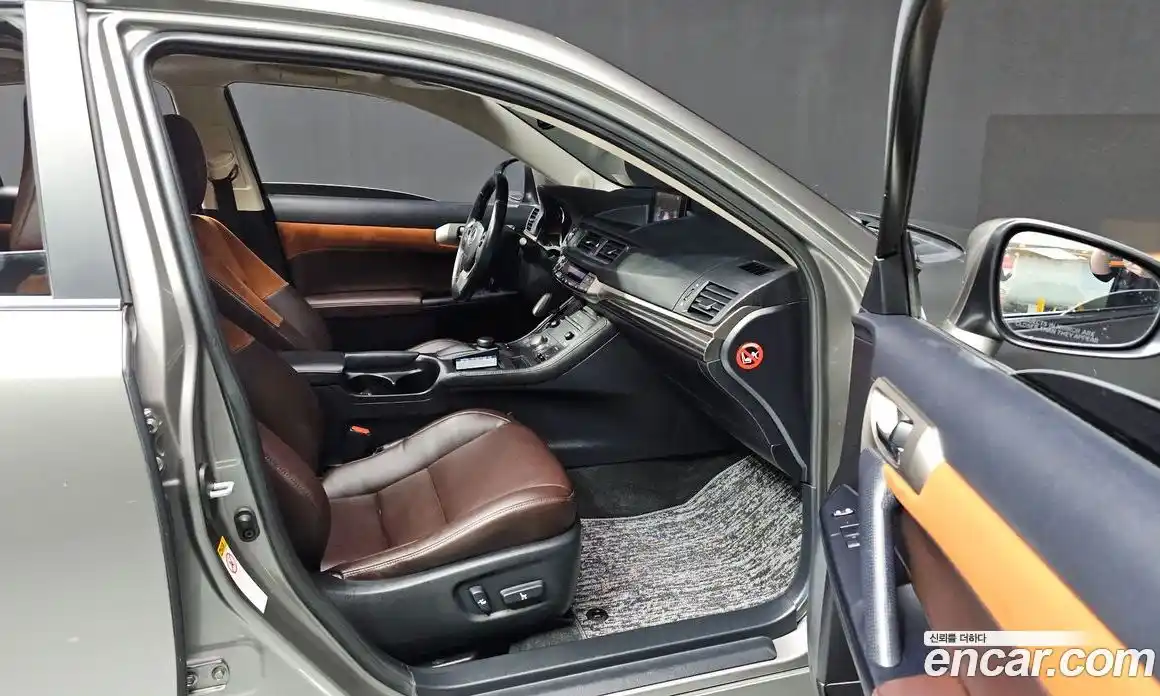 Lexus CT200h 2018 1.8 Автомат в Москве № 272413, фото 19