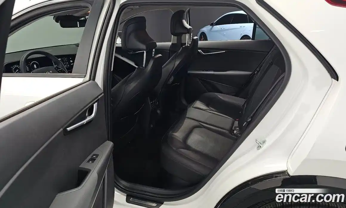 Kia Niro 2022 1.6 Автомат в Москве № 133244, фото 8