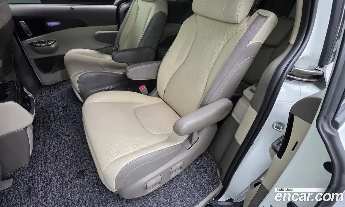 Kia Canival 2023 3.5 Автомат в Москве № 15904, фото 3