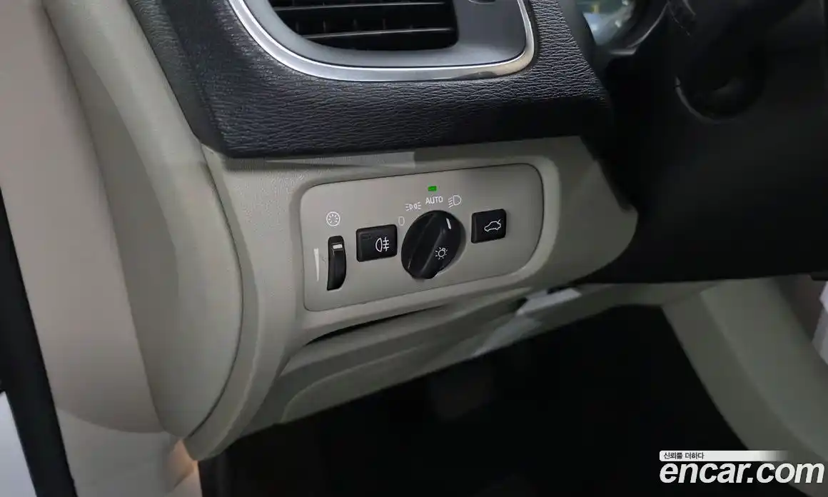 Volvo V40 2016 2.0 Автомат в Москве № 172359, фото 12