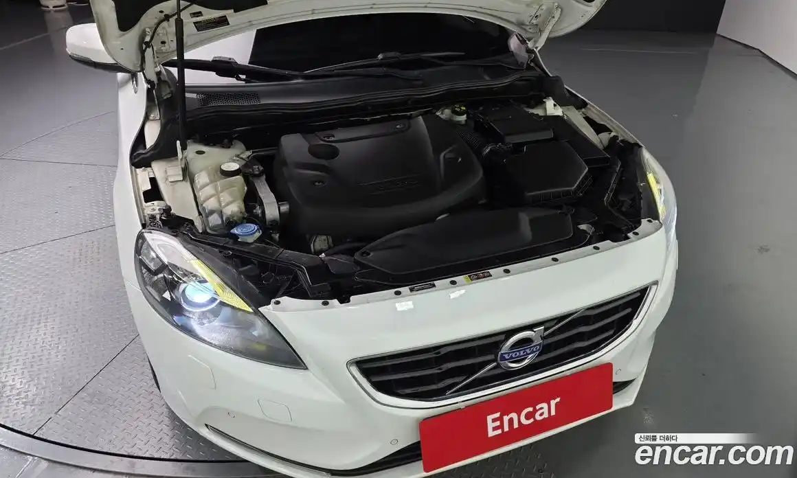 Volvo V40 2016 2.0 Автомат в Москве № 172359, фото 13