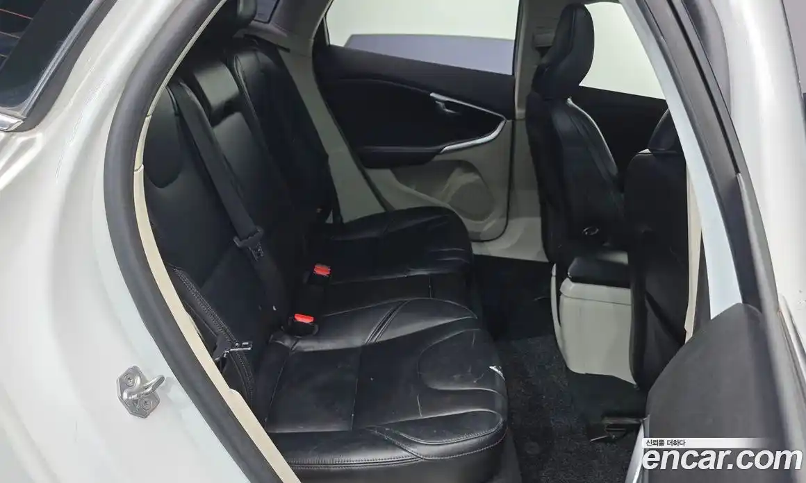 Volvo V40 2016 2.0 Автомат в Москве № 172359, фото 3