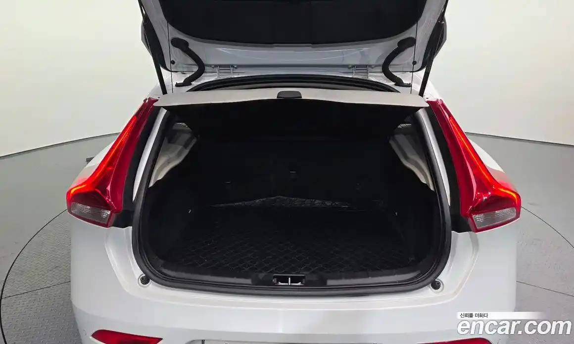 Volvo V40 2016 2.0 Автомат в Москве № 172359, фото 10