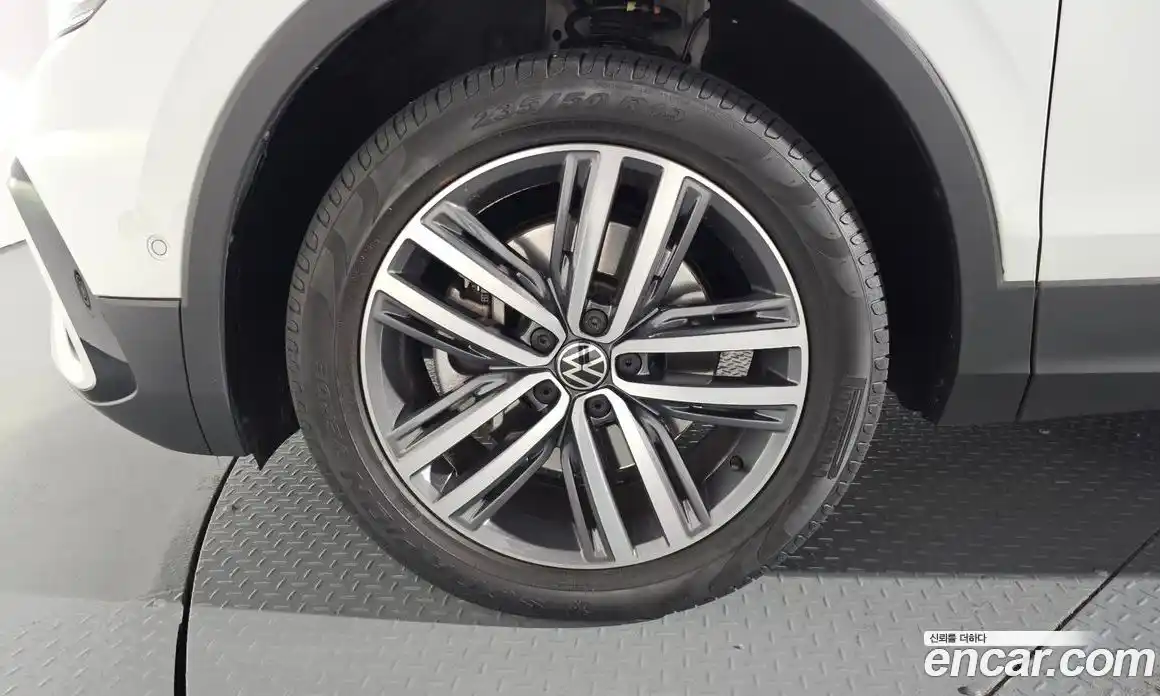 Volkswagen Tiguan 2023 2.0 Автомат в Москве № 198997, фото 18