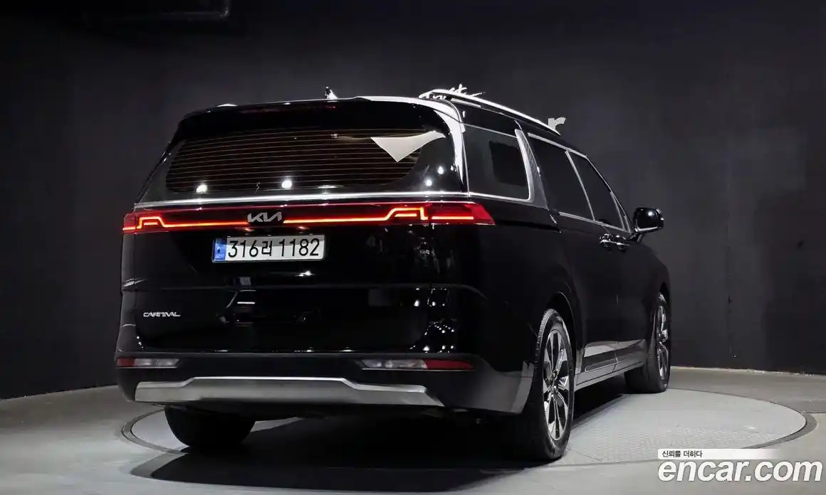 Kia Canival 2023 3.5 Автомат в Москве № 115655, фото 15