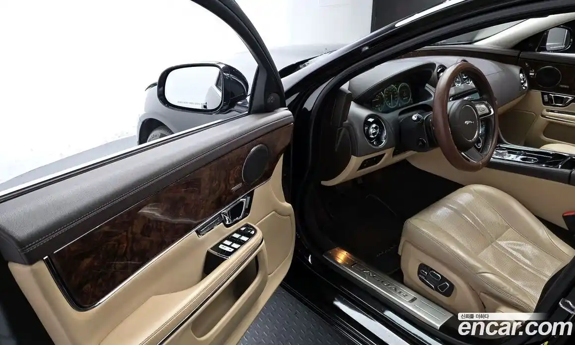Jaguar XJ 2015 3.0 Автомат в Москве № 335855, фото 13