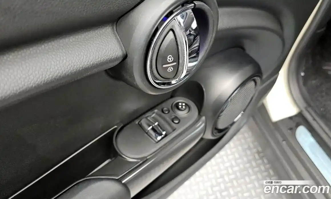 Mini Cooper 2015 1.5 Автомат в Москве № 139368, фото 17