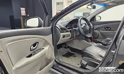 Renault SM3 2010 1.6 Автомат в Москве № 183931, миниатюра 9