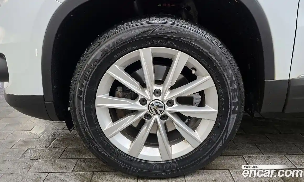 Volkswagen Tiguan 2015 2.0 Автомат в Москве № 187384, фото 1