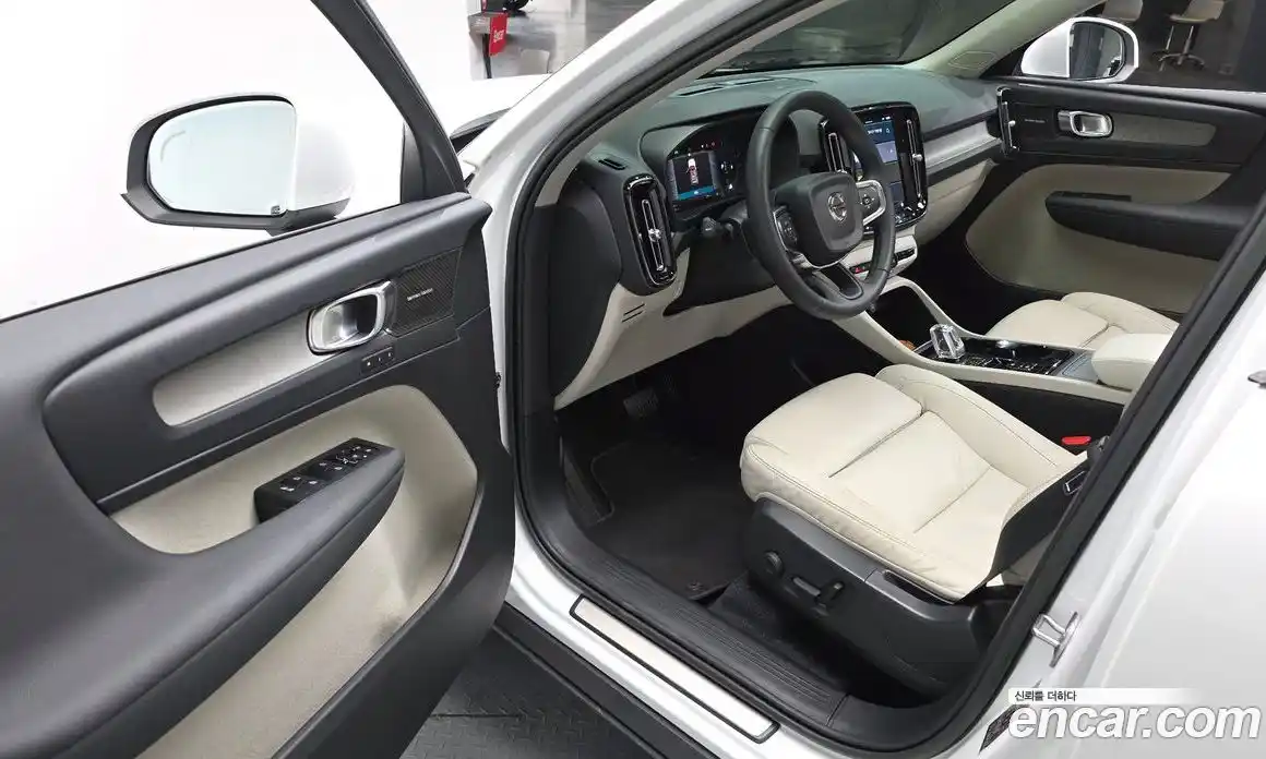 Volvo XC40 2023 2.0 Автомат в Москве № 212873, фото 15