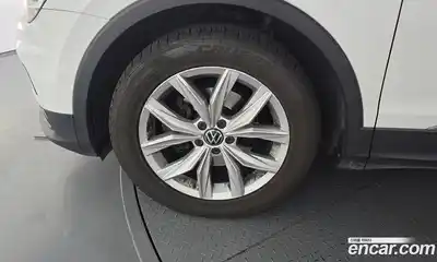 Volkswagen Tiguan 2018 2.0 Автомат в Москве № 277429, миниатюра 4