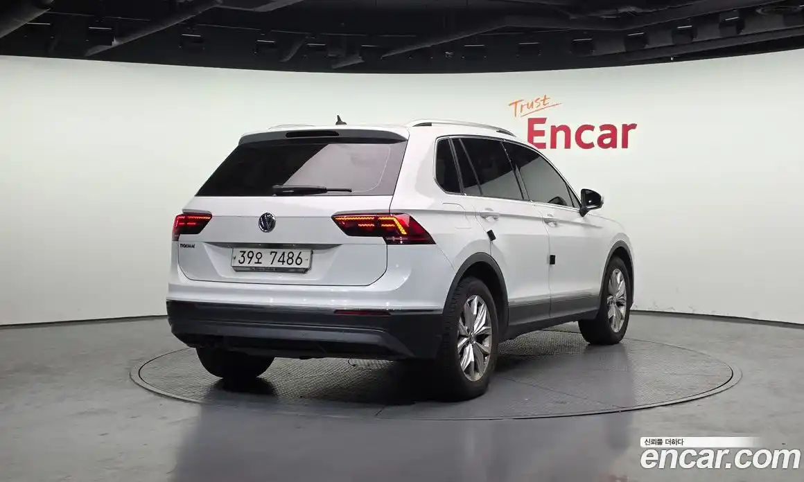 Volkswagen Tiguan 2018 2.0 Автомат в Москве № 277429, фото 5