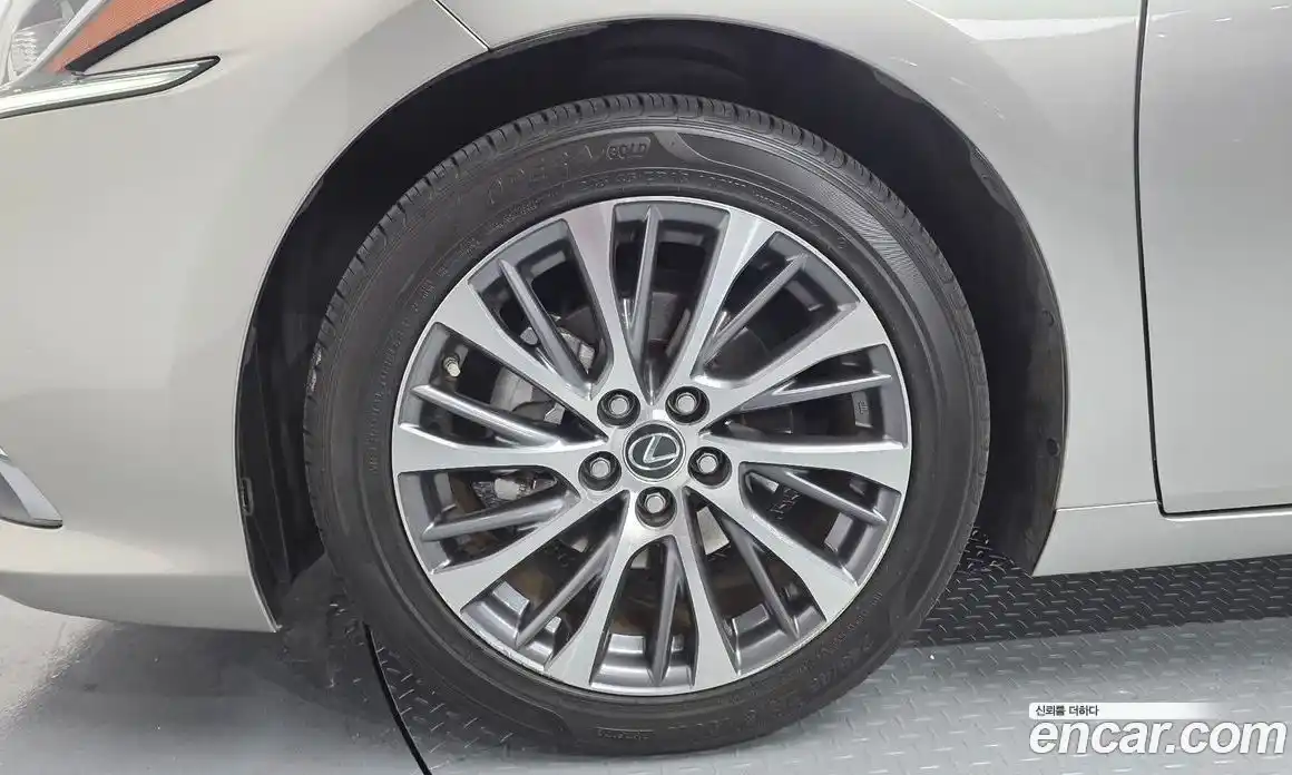 Lexus ES 2019 2.5 Автомат в Москве № 214680, фото 9