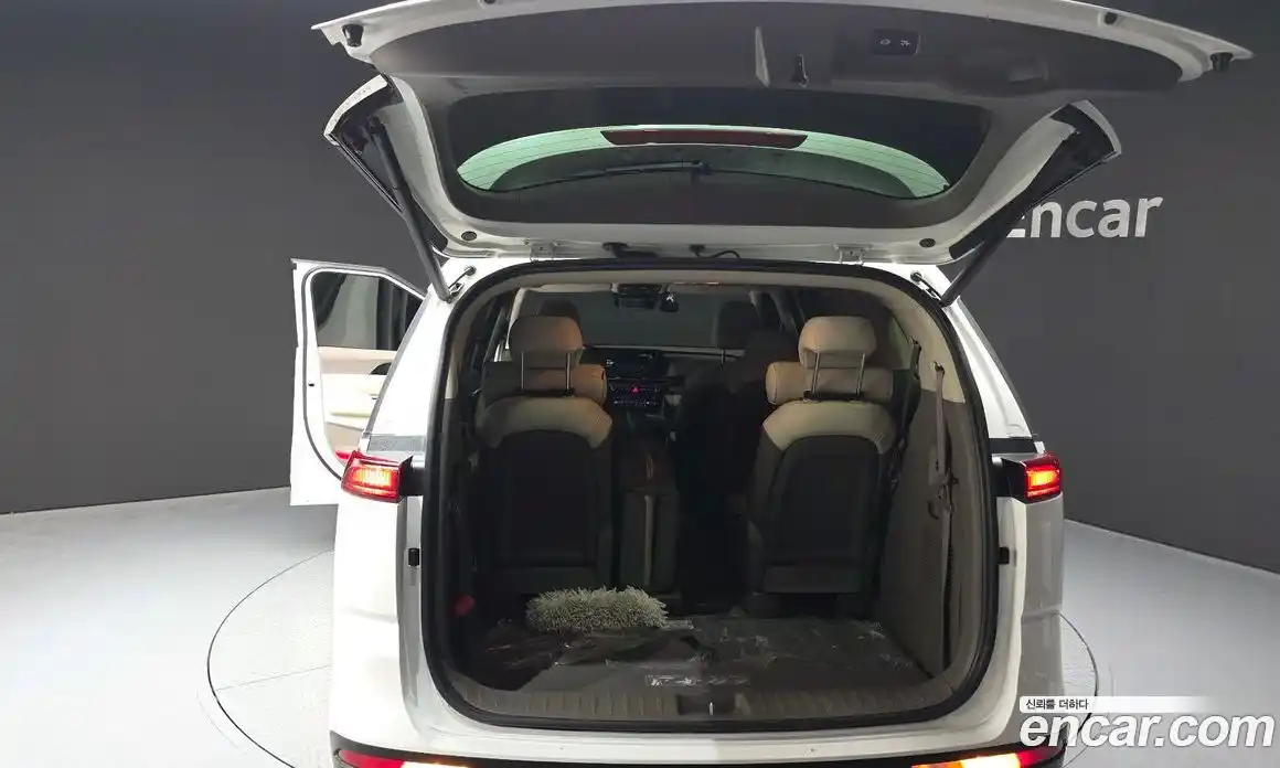 Kia Canival 2023 3.5 Автомат в Москве № 285942, фото 17