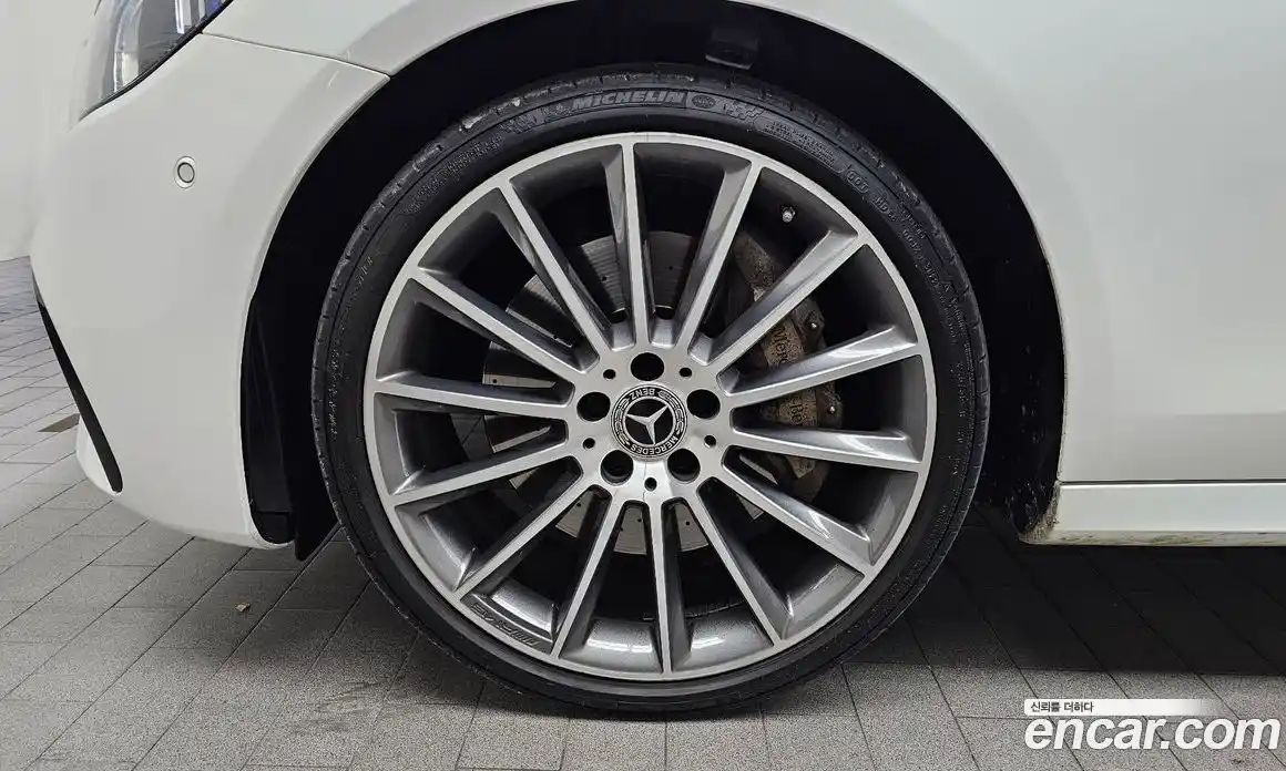 Mercedes-Benz E-Class 2021 2.0 Автомат в Москве № 142918, фото 1