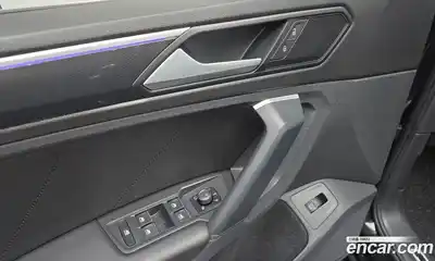 Volkswagen Tiguan 2022 2.0 Автомат в Москве № 168575, миниатюра 3