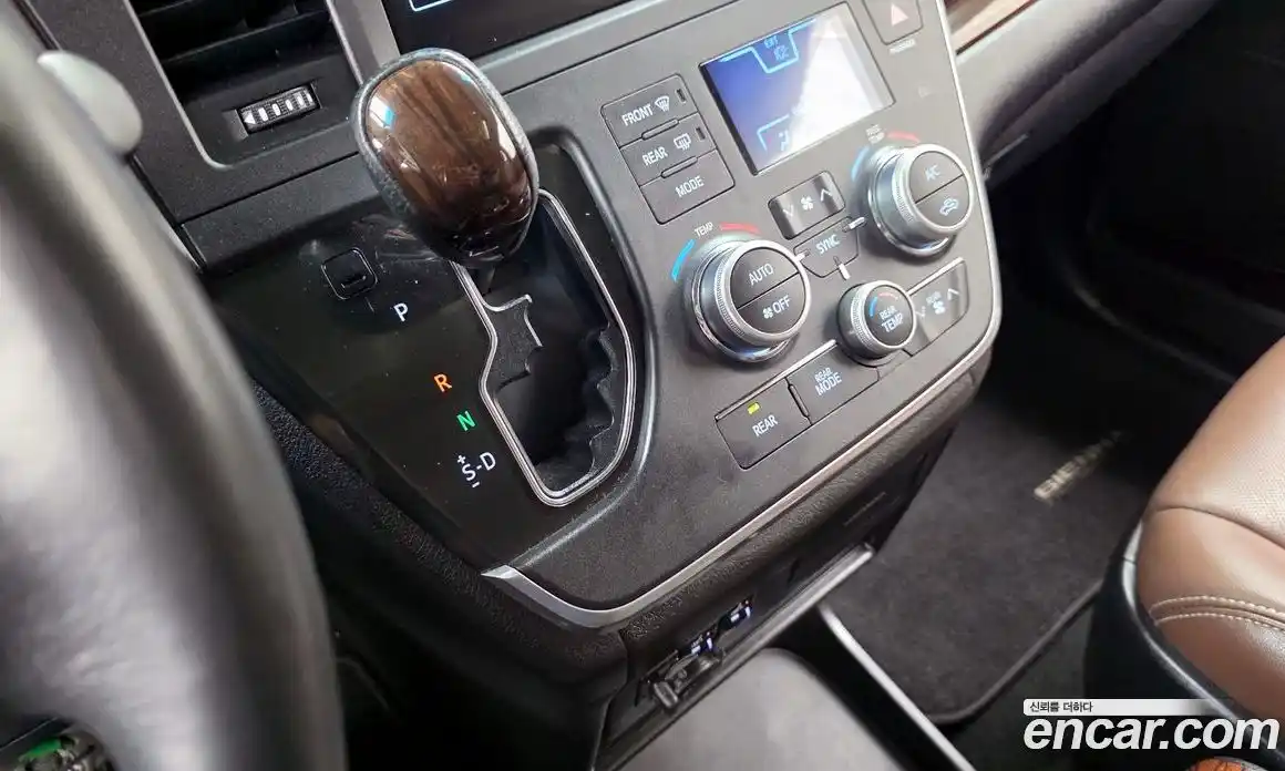 Toyota Sienna 2015 3.5 Автомат в Москве № 302638, фото 15