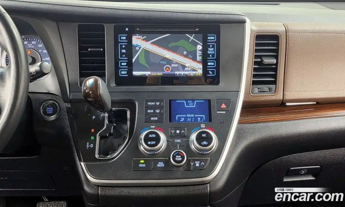 Toyota Sienna 2015 3.5 Автомат в Москве № 302638, фото 20