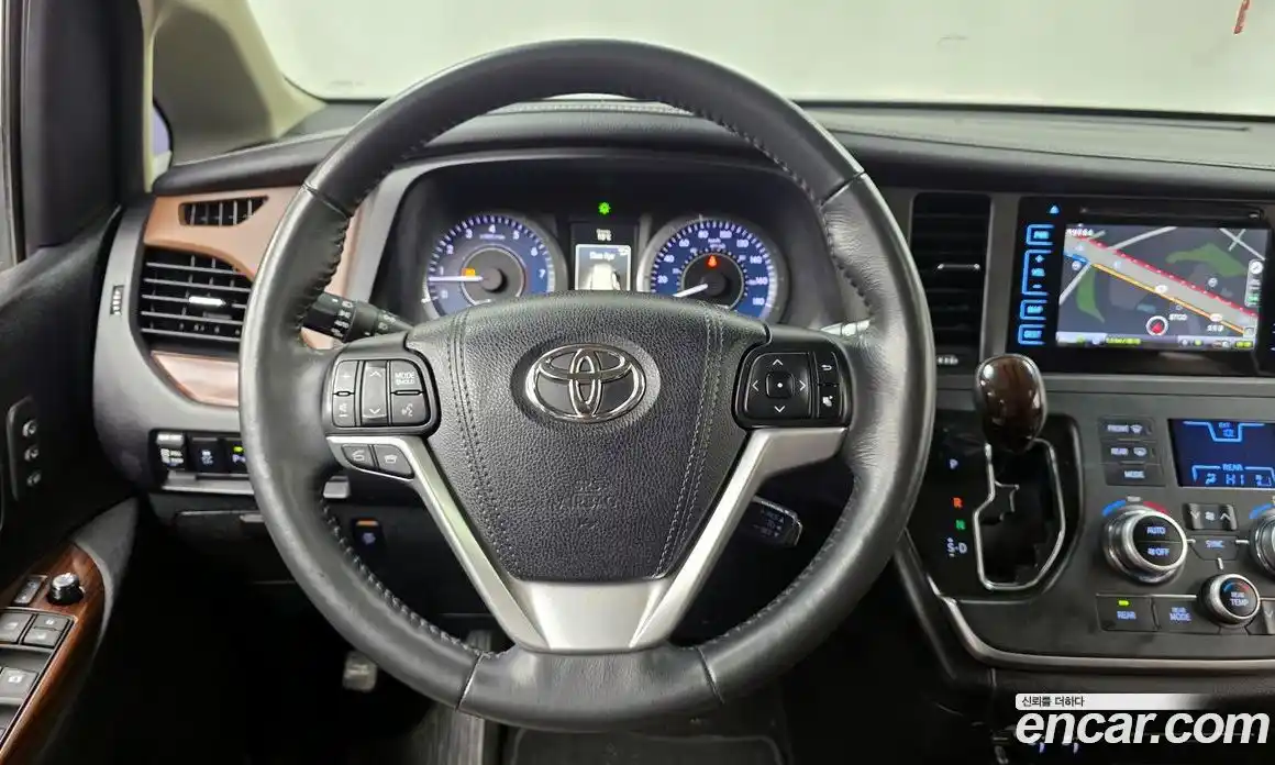 Toyota Sienna 2015 3.5 Автомат в Москве № 302638, фото 10