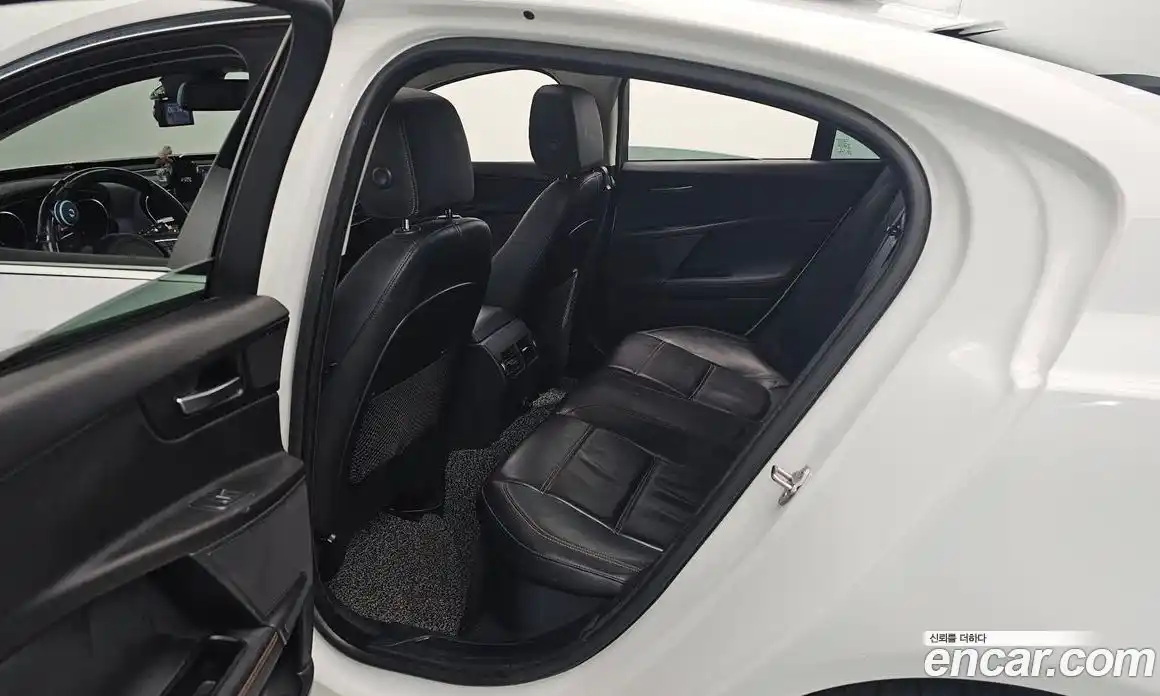 Jaguar XE 2017 2.0 Автомат в Москве № 240013, фото 1