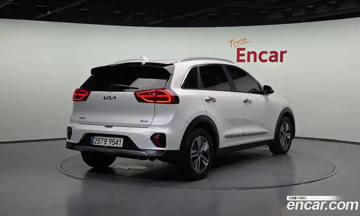 Kia Niro 2022 1.6 Автомат в Москве № 128681, фото 3