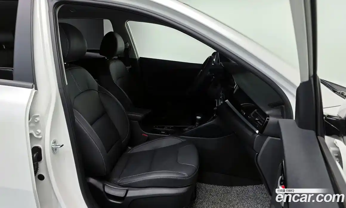 Kia Niro 2022 1.6 Автомат в Москве № 128681, фото 8