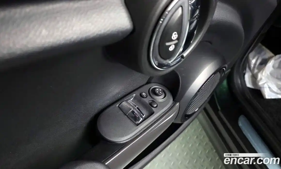 Mini Cooper 2016 1.5 Автомат в Москве № 192856, фото 12