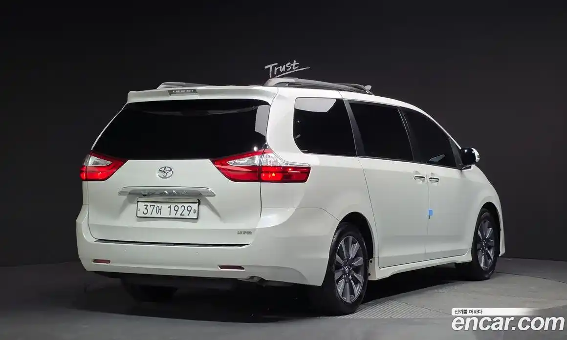 Toyota Sienna 2018 3.5 Автомат в Москве № 334877, фото 14