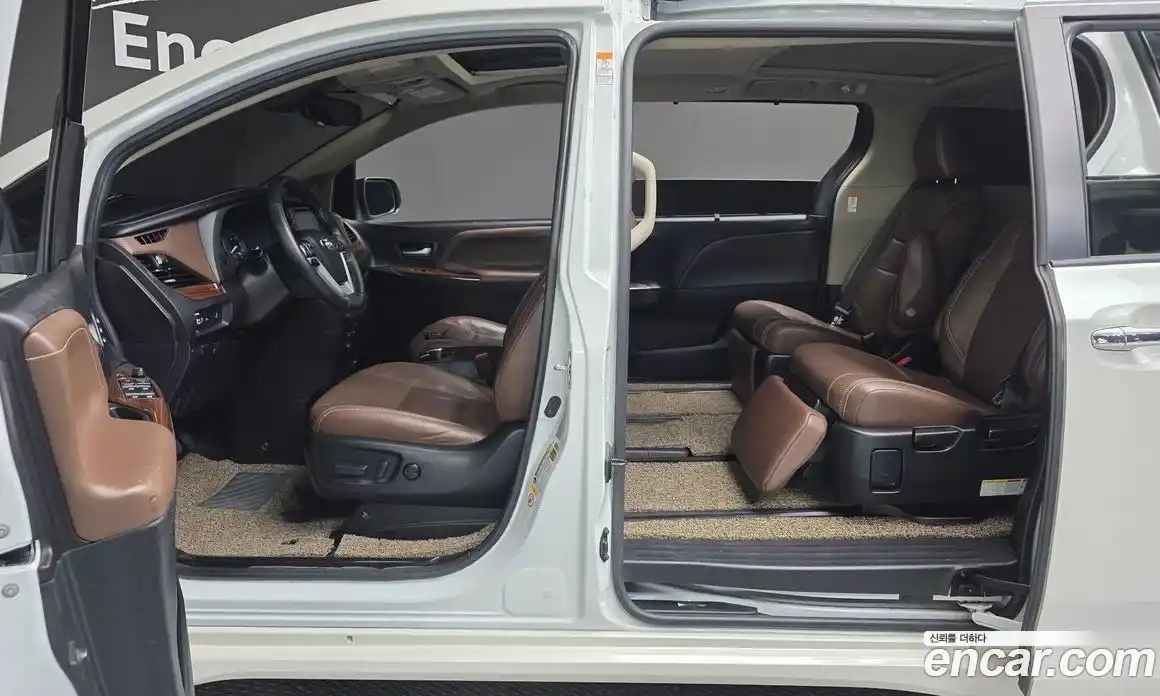 Toyota Sienna 2018 3.5 Автомат в Москве № 334877, фото 19