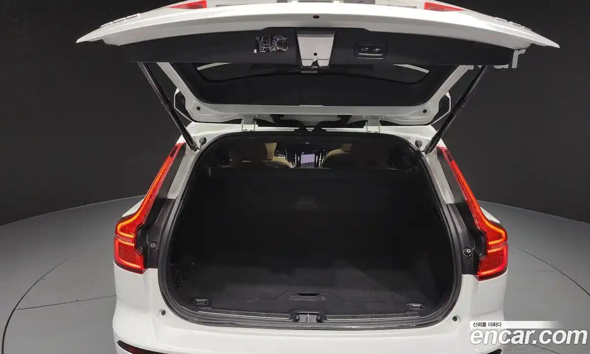 Volvo V60 2021 2.0 Автомат в Москве № 164718, фото 17